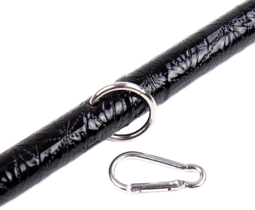 Лакированная распорка черного цвета с наручниками и поножами фото 3