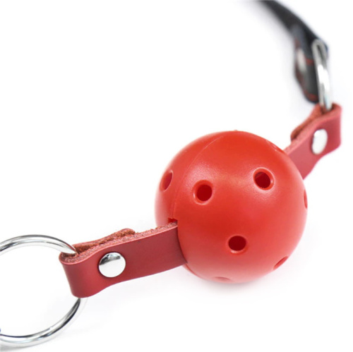 Красный кляп-шар на черно-красном ремне фото 4