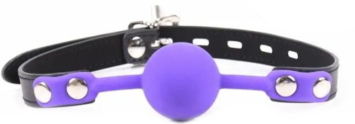 Силиконовый кляп-шар фиолетового цвета на ремне с замочком фото 2