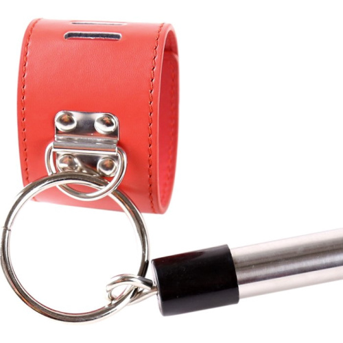 Короткая бондажная распорка с красными оковами фото 4