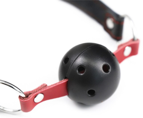 Черный кляп-шар на черно-красном ремне фото 3