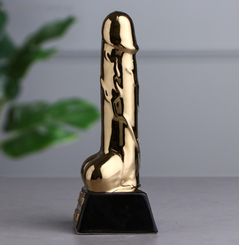 Золотая статуэтка в виде пениса Герой труда фото 3