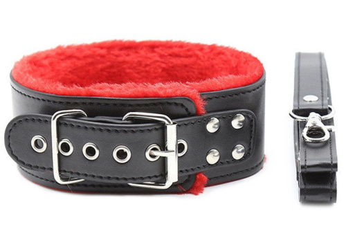 Черный ошейник с красным мехом и поводком