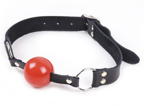 Красный силиконовый кляп на кожаном ремешке фото 2