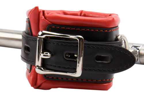 Бондажная распорка с наручниками и поножами черно-красного цвета фото 5