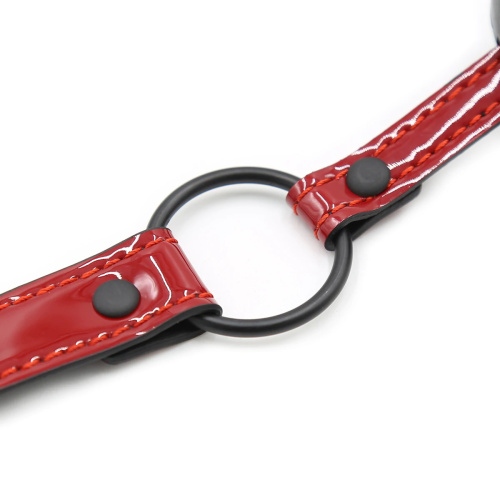 Дышащий кляп-шар на красном лаковом ремешке фото 5