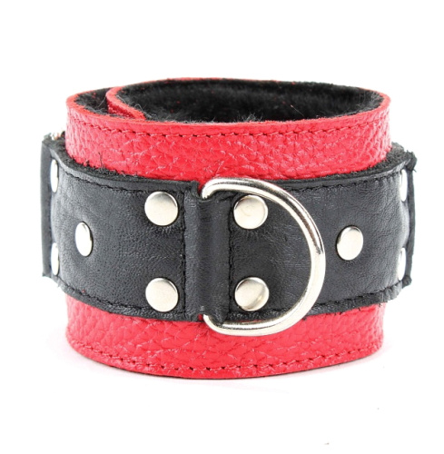 Кожаные черно-красные наручники на липучке с черным меховым подкладом фото 4