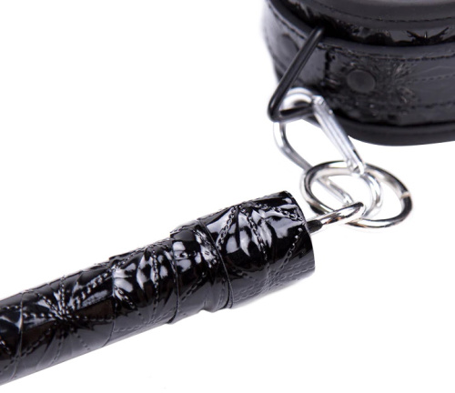 Лакированная распорка черного цвета с металлическими карабинами фото 3