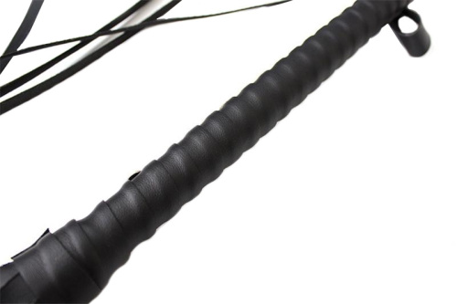 Классическая черная плеть с удлиненной рукояткой 60 см фото 3