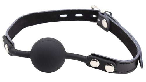 Силиконовый кляп-шар черного цвета на ремне с замочком фото 3