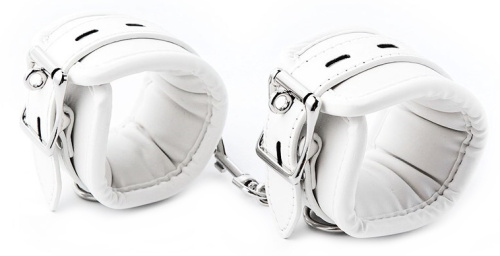 Белые наручники на металлической цепи фото 2