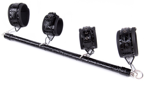 Лакированная распорка черного цвета с наручниками и поножами