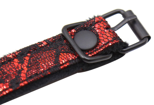 Силиконовый кляп на красно-черном ажурном ремне фото 3