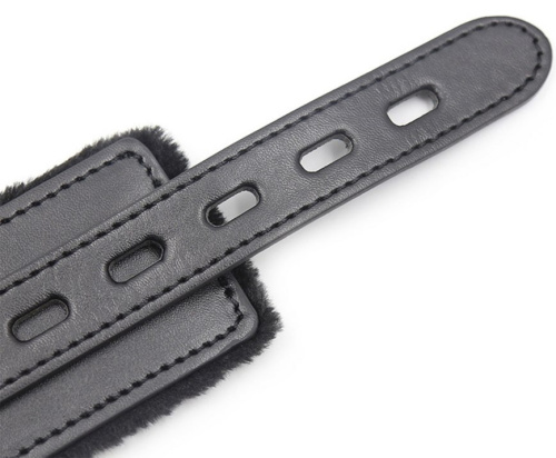 Черный ошейник с мехом и металлическим поводком фото 5