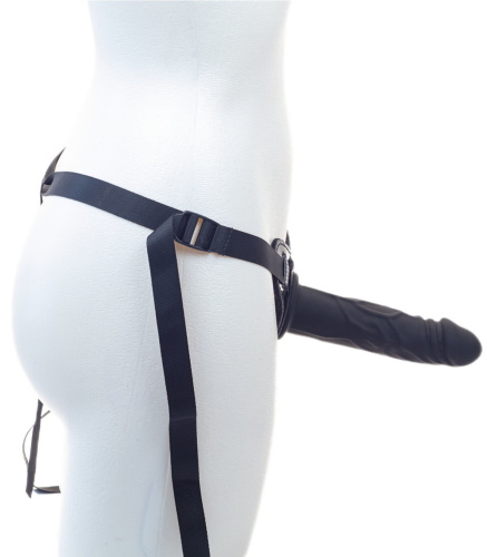 Классический черный страпон на регулируемых трусиках-стрингах 16 см фото 3
