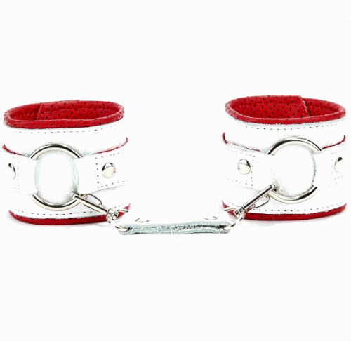 Наручники из натуральной белой кожи с красным подкладом с перфорацией фото 2