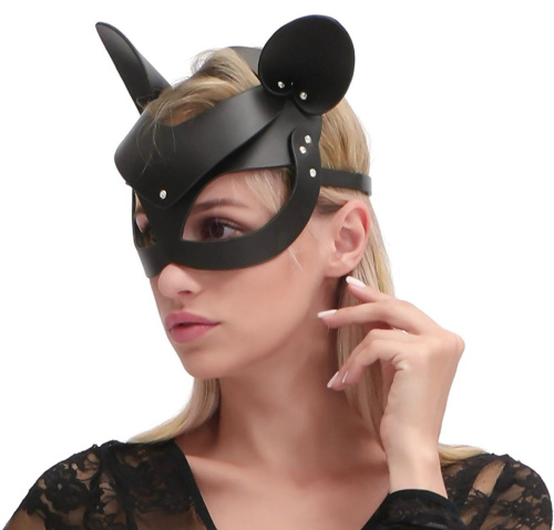 Маска Кошечка декорированная заклепками фото 3