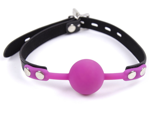 Силиконовый кляп-шар цвета фуксии на ремне с замочком фото 3