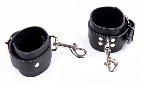 Черные наручники из натуральной кожи на карабинах фото 3