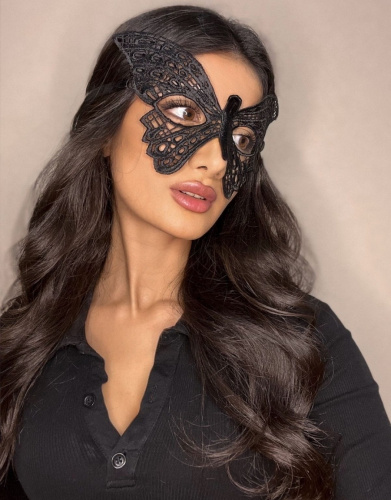 Черная маска-бабочка из кружева фото 4