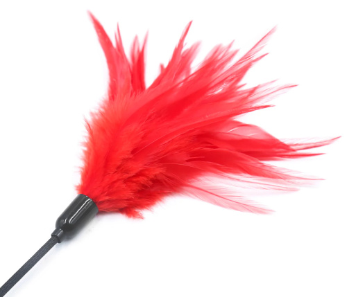Красный перьевой тиклер с декорированной ручкой 65 см фото 2